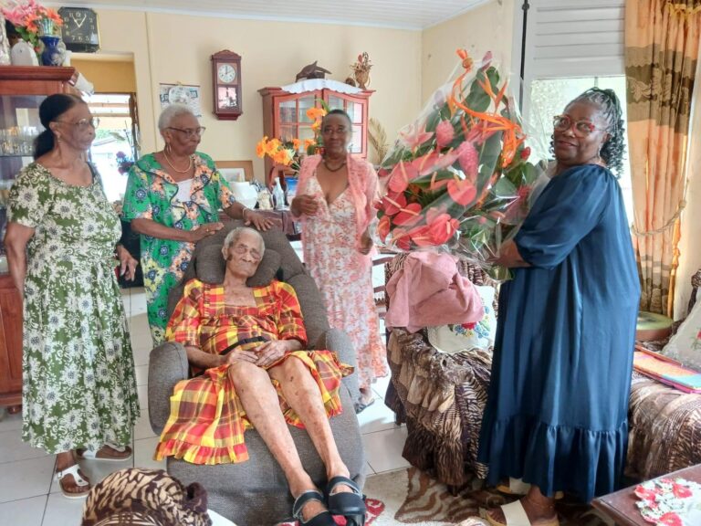 Hommage à Emma Aurélia Grivalliers pour ses 111 ans à Sainte-Marie – photo 3