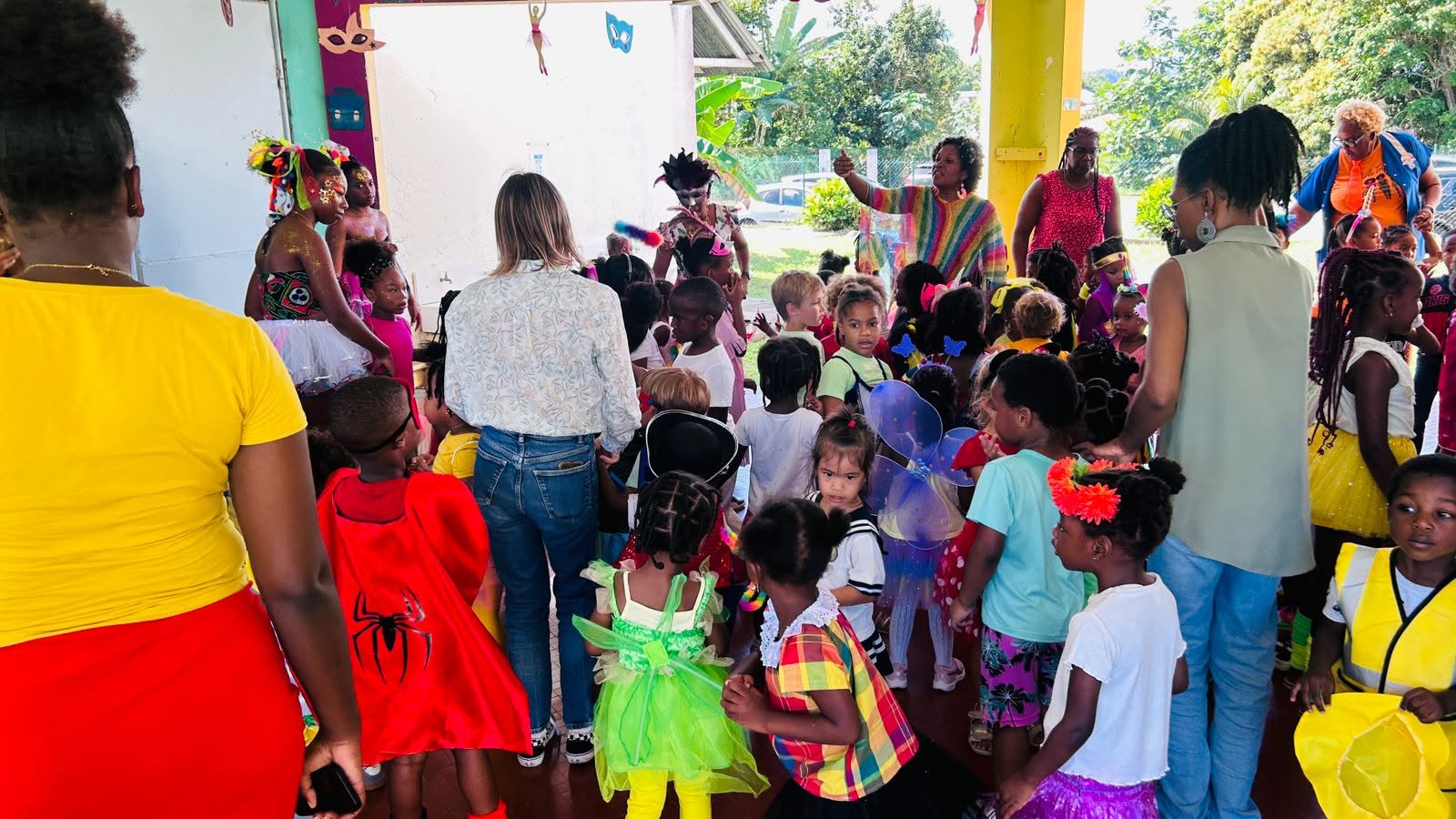 Illustration 1 de lโactualitรฉ ยซ L'ECOLE MATERNELLE LES ALLAMANDAS ET L'ECOLE BOUTON D'OR FONT LEUR CARNAVAL ยป