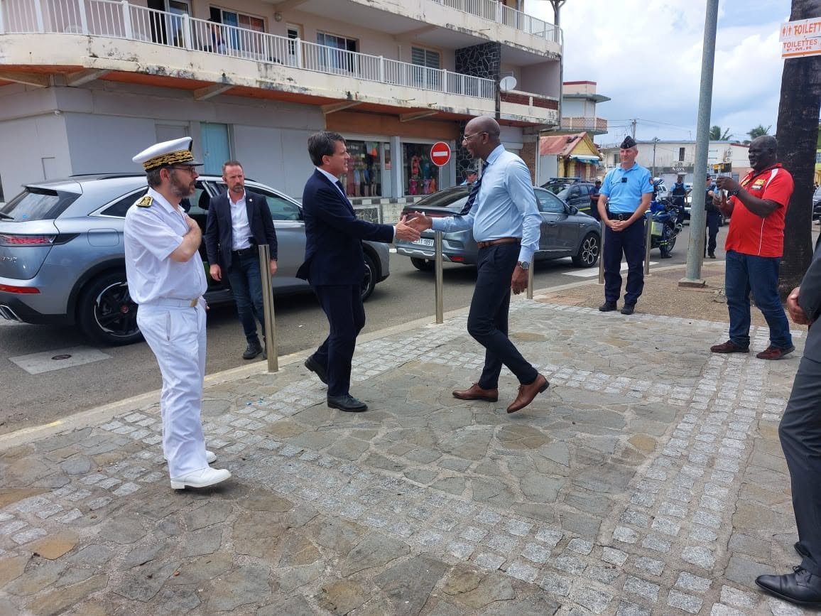 Illustration 5 de l’actualité « MANUEL VALLS EN VISITE A SAINTE-MARIE »